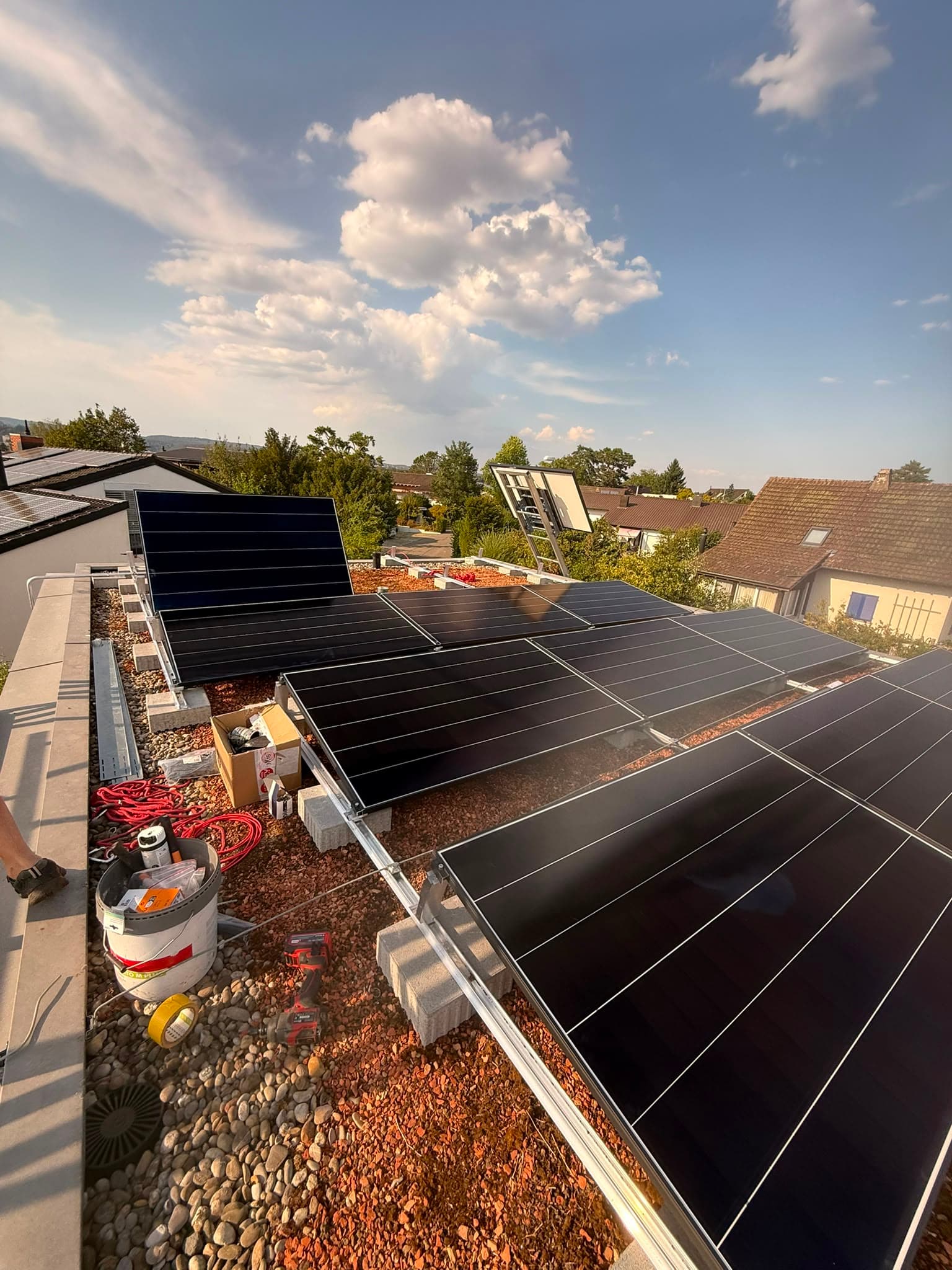 Solarmodule während der Montage auf der ballastierten Unterkonstruktion
