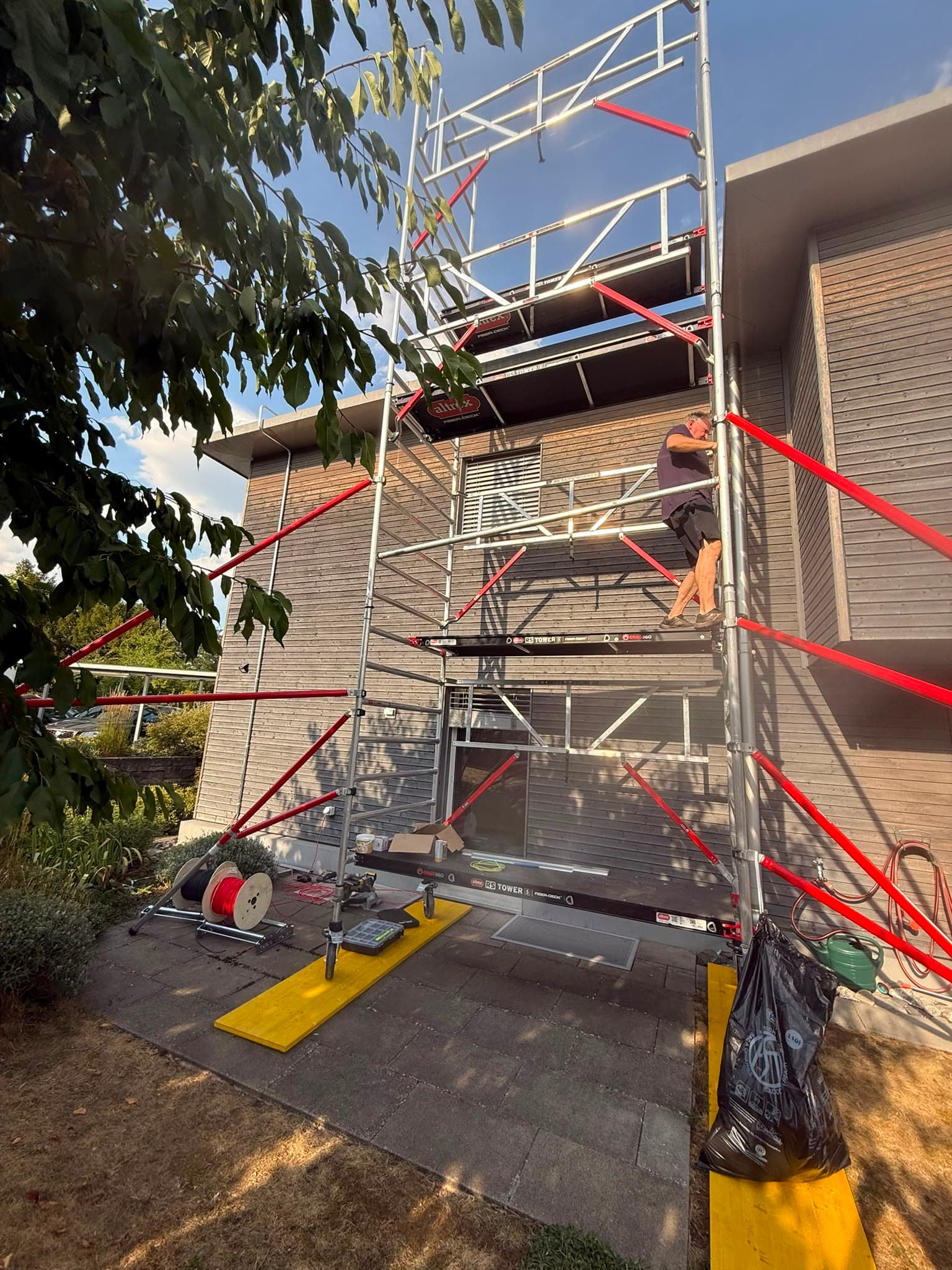 Fahrgerüst an der Hausfassade während der Installation