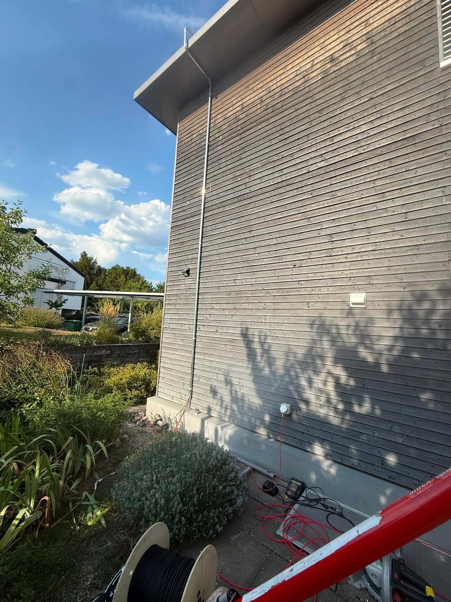 Kabelführung an der Fassade zwischen Dach und Hausanschluss