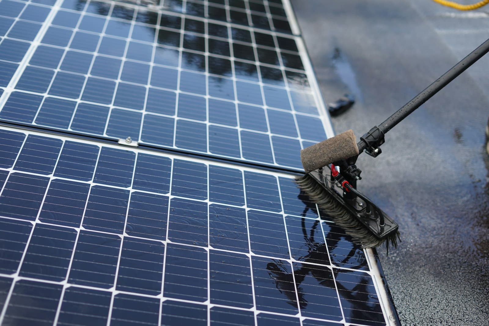 Was kostet eine PV-Anlage wirklich? Wartung, Reinigung und Wechselrichter-Tausch in Zahlen