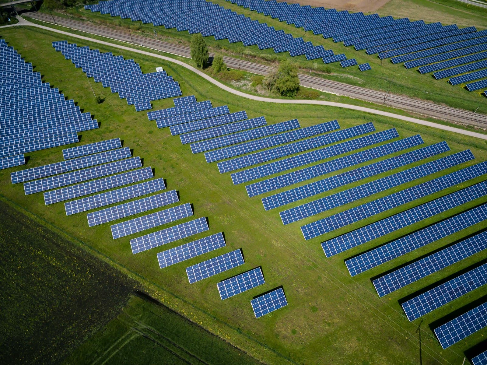 PV-Zubau Schweiz 2025: −15 %, und warum 2026 anders wird